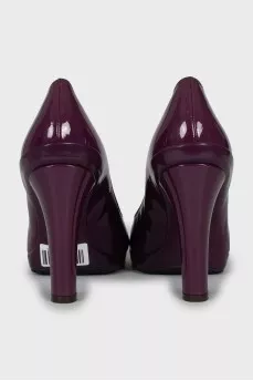 Patent leather shoes decorated with straps