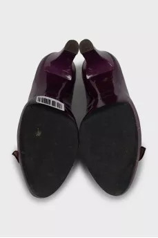 Patent leather shoes decorated with straps