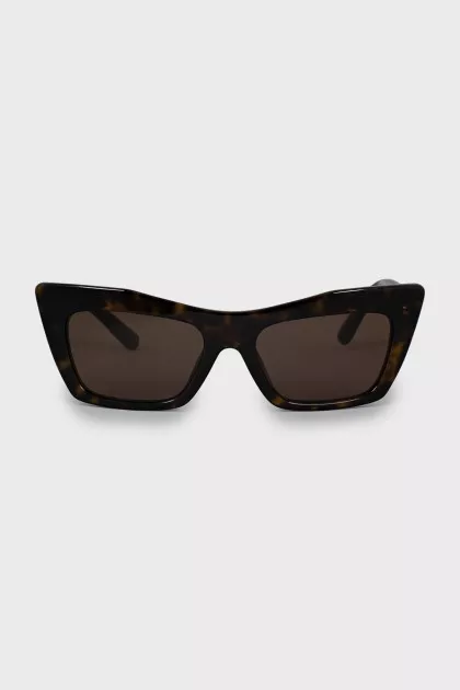 Sunglasses with branded logo on the temple