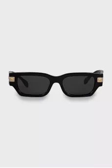 Sunglasses with brand logo