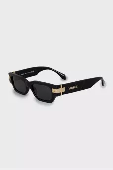 Sunglasses with brand logo