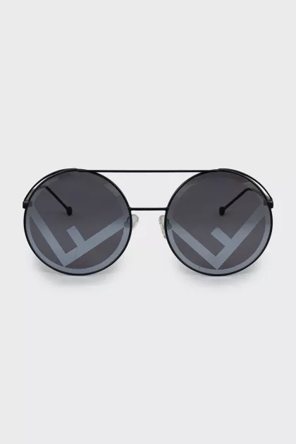 Sunglasses with logo on lenses