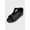 Insulated boots made of black leather