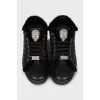 Insulated boots made of black leather