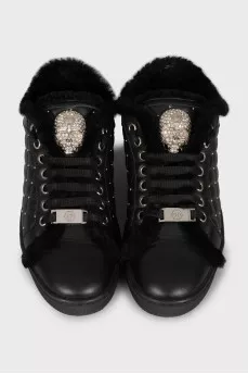 Insulated boots made of black leather