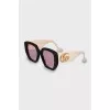 Sunglasses with contrasting temples