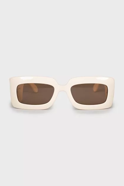 Sunglasses with massive logo