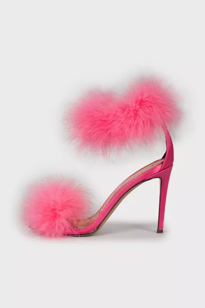 Sandals decorated with feathers