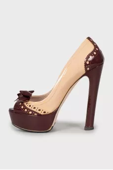 Leather shoes with bows on the heels
