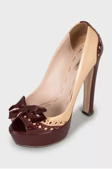 Leather shoes with bows on the heels