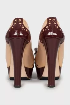 Leather shoes with bows on the heels