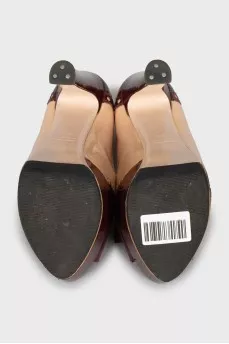 Leather shoes with bows on the heels