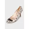 Leather shoes with a bow