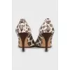 Leather shoes with a bow