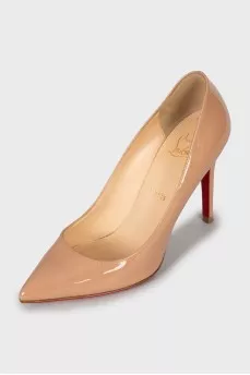 Лаковые туфли из бежевой кожи
