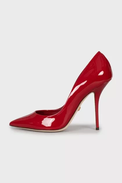 Patent leather pumps with tag