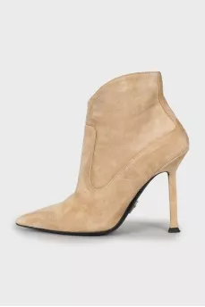 Ankle boots with a square back