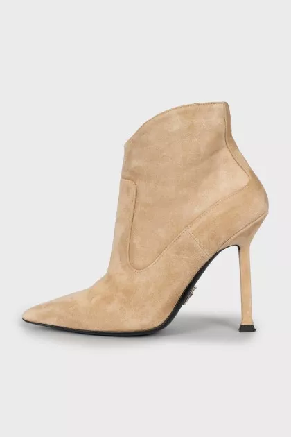 Ankle boots with a square back