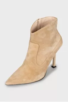 Ankle boots with a square back