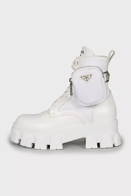 Monolith boots made of leather and textile