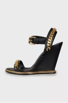 Wedge sandals with gold chain