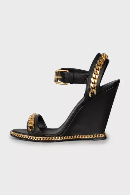 Wedge sandals with gold chain