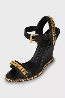 Wedge sandals with gold chain