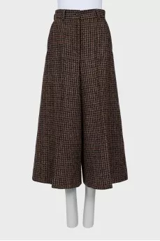 Cropped trousers in a checkered print