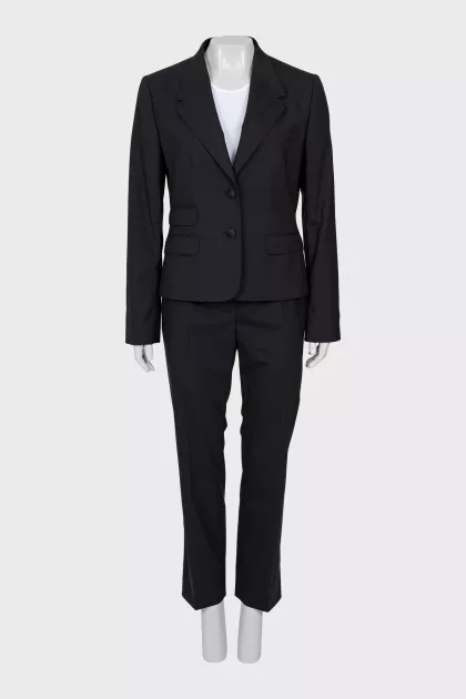 Wool suit with fitted jacket