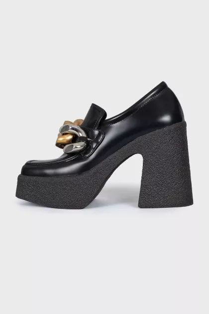 Leather ankle boots with chunky chain