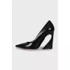 Pointed toe shoes with a figured heel