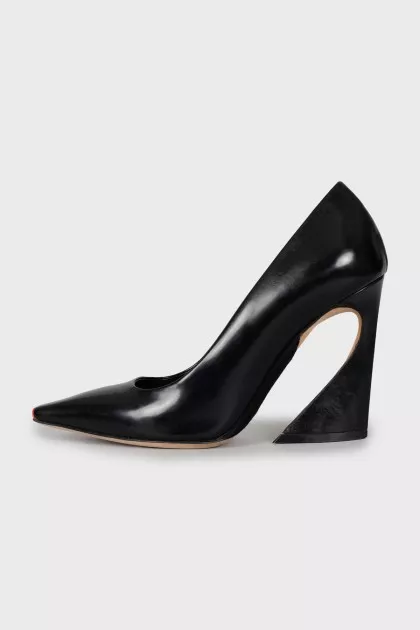 Pointed toe shoes with a figured heel
