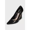 Pointed toe shoes with a figured heel