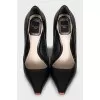 Pointed toe shoes with a figured heel