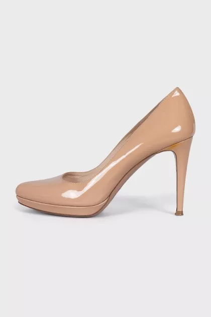 Beige patent leather shoes