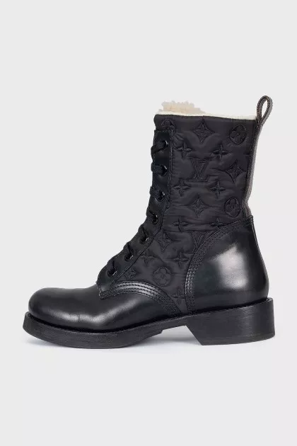Insulated boots with brand logo