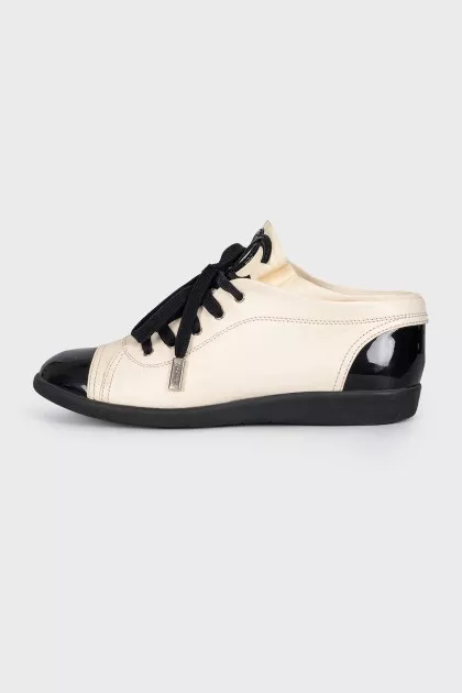 Leather sneakers with patent toe