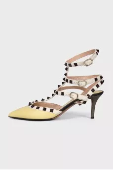 Туфли Rockstud желтого цвета