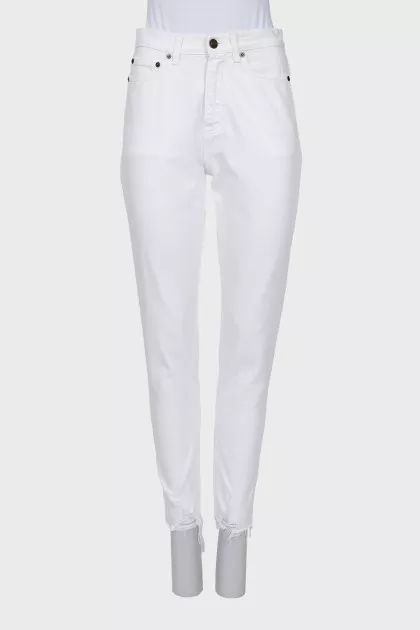 Straight cut jeans with distressing