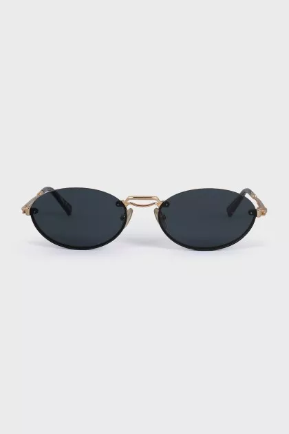 Sunglasses with oval lenses