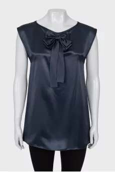 Silk blouse decorated with a bow