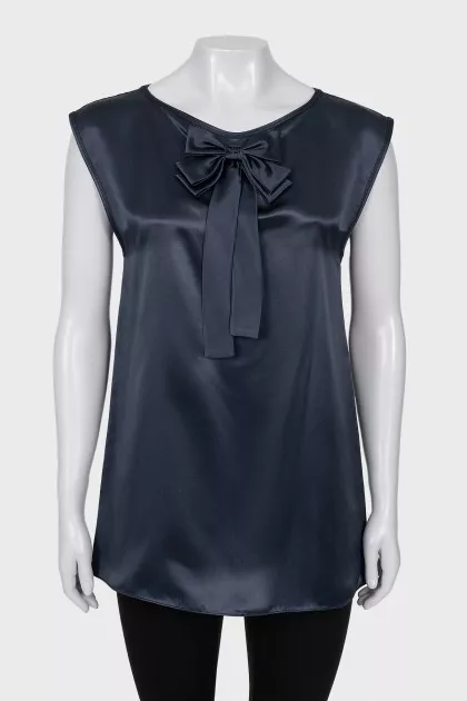 Silk blouse decorated with a bow