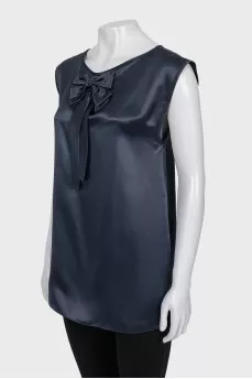 Silk blouse decorated with a bow