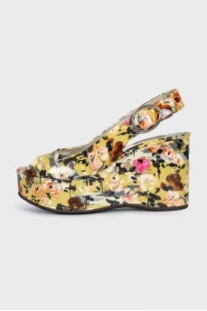 Patent leather sandals with floral print