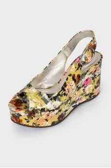 Patent leather sandals with floral print