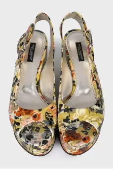 Patent leather sandals with floral print