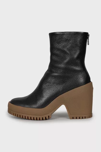Leather ankle boots with accent sole