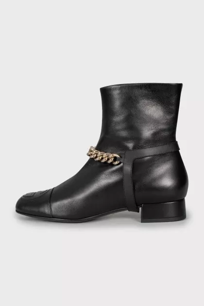 Shoes decorated with chain