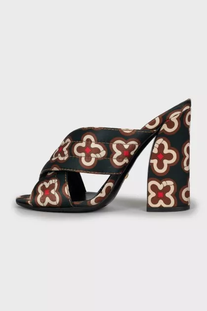 Textile sandals without fastener