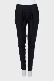 Зауженные брюки с застежкой сбоку